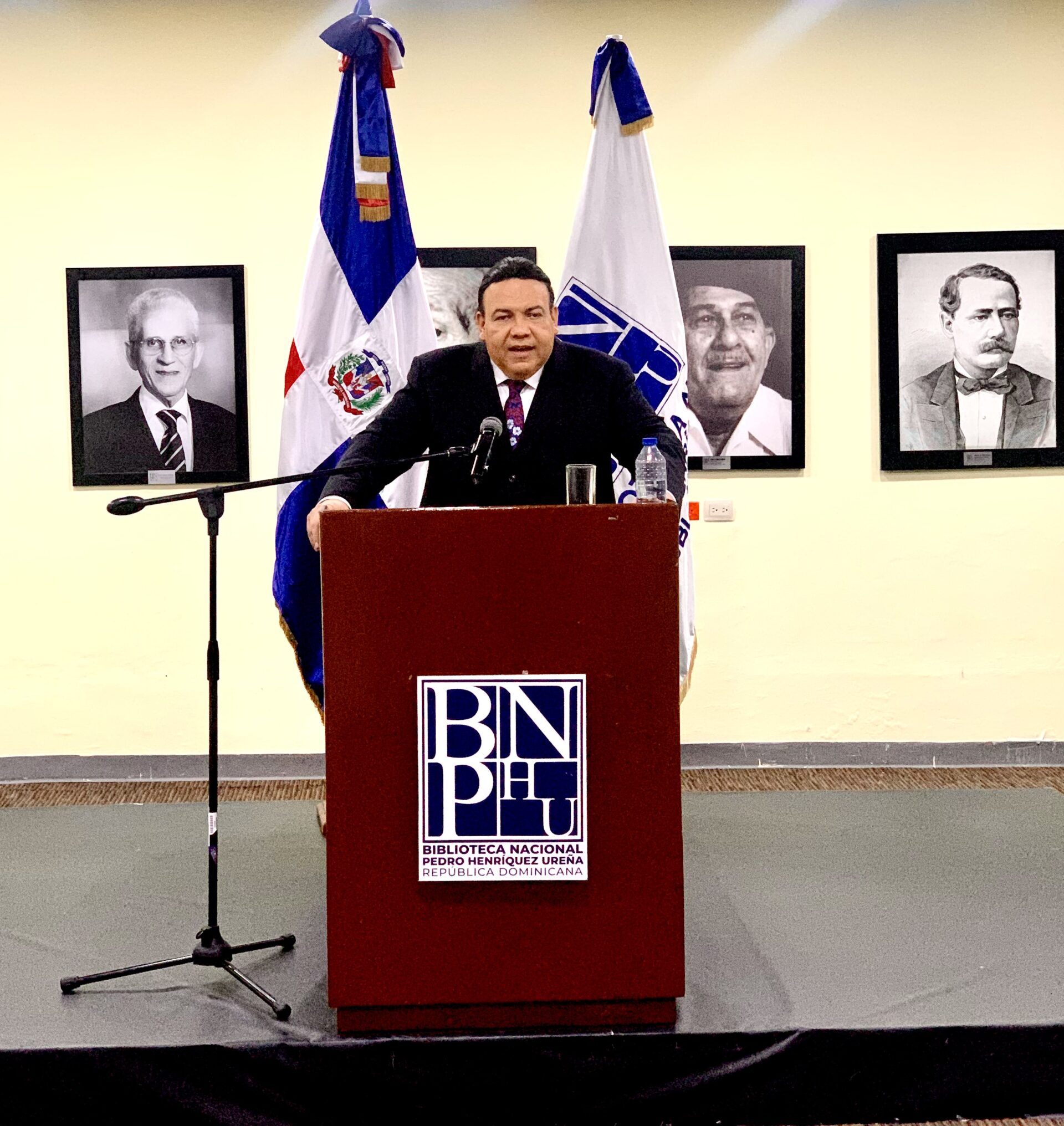 El historiador y diplomático Miguel Reyes Sánchez