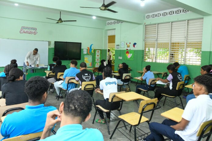 Estudiantes tomando pruebas nacionales