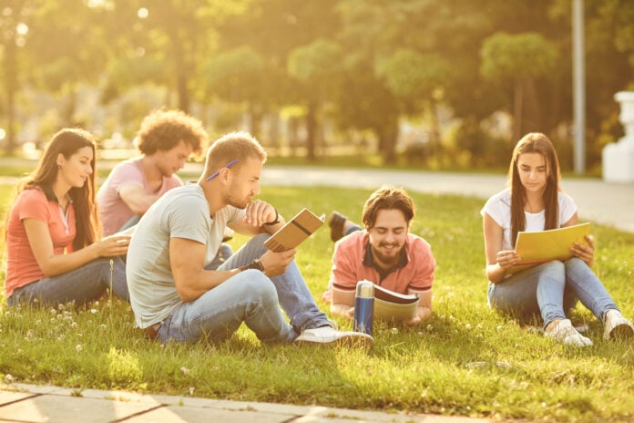 La lectura y el desarrollo del pensamiento crítico en los jóvenes