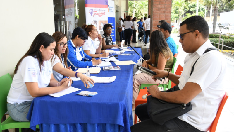Participantes en una reciente feria de empleo, organizada por el Ministerio de Trabajo.ARCHIVO/LD