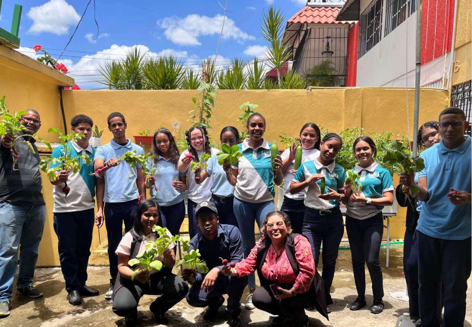 Liceo Los Jardines comparte su experiencia con un huerto escolar vertical