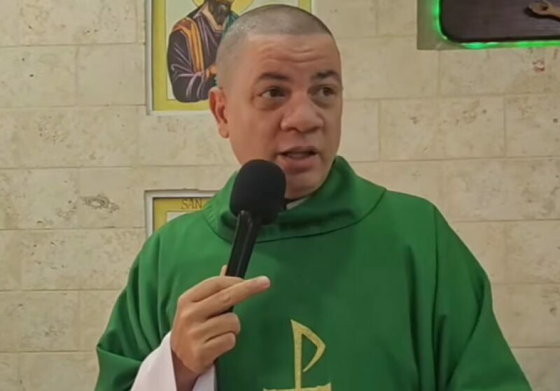 Sacerdote se hace viral por anunciar reglas estrictas para el año escolar 2025-2026