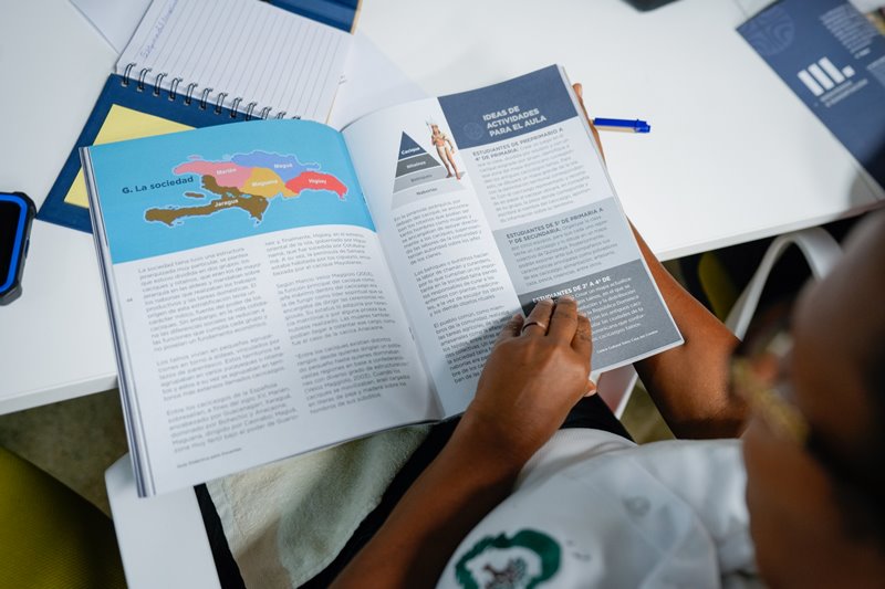 DSC6261 Centro Cultural Taíno Casa del Cordón presenta a docentes guía didáctica