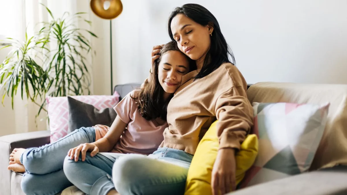 Más allá del “ten cuidado”: lo que realmente debes enseñar a tu hijo para protegerlo