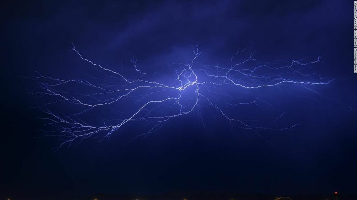13 cosas que nunca debes hacer durante una tormenta eléctrica