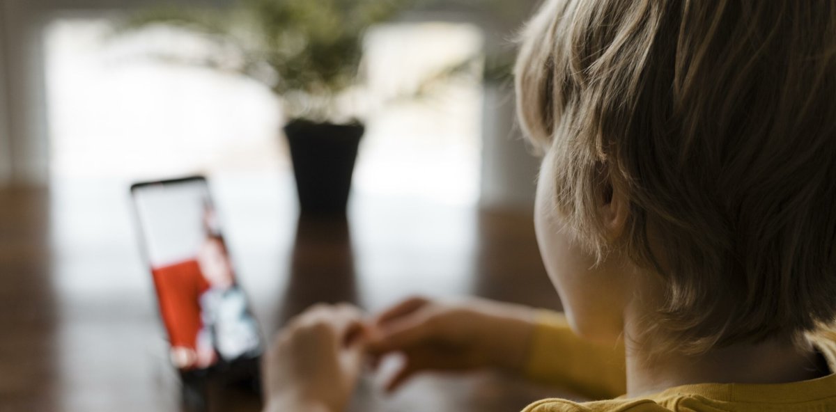 ¿Qué es la nomofobia infantil? El riesgo oculto para la salud mental de niños y niñas