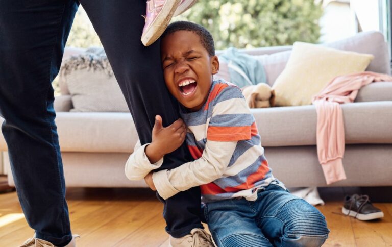 5 frases que calman a un niño agresivo, según María Montessori