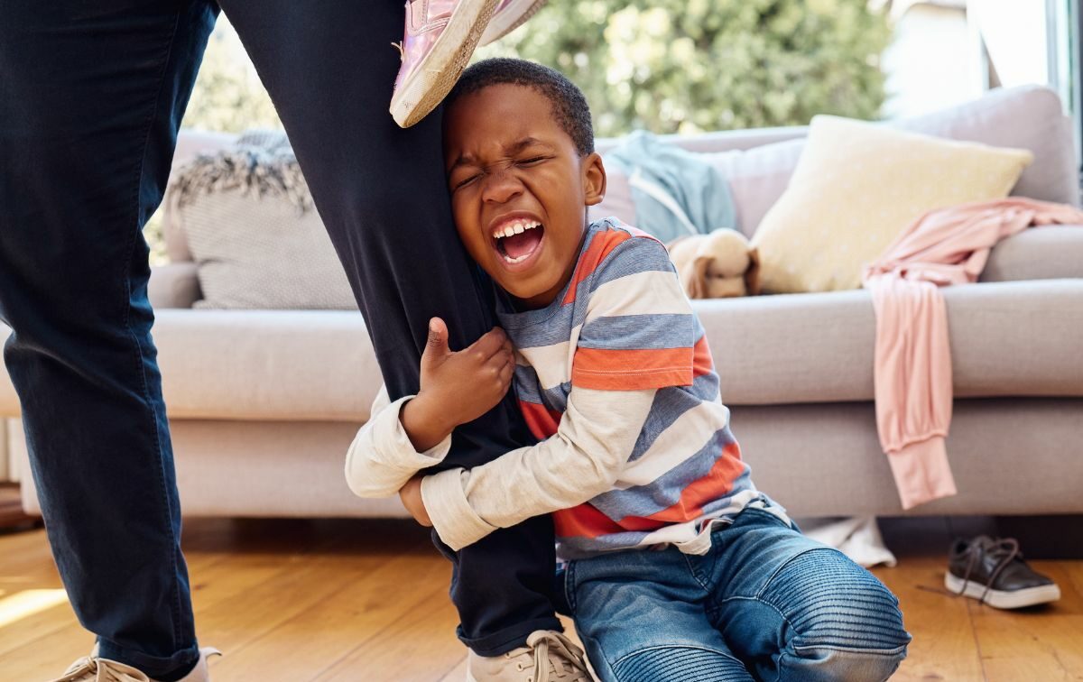 5 frases que calman a un niño agresivo, según María Montessori
