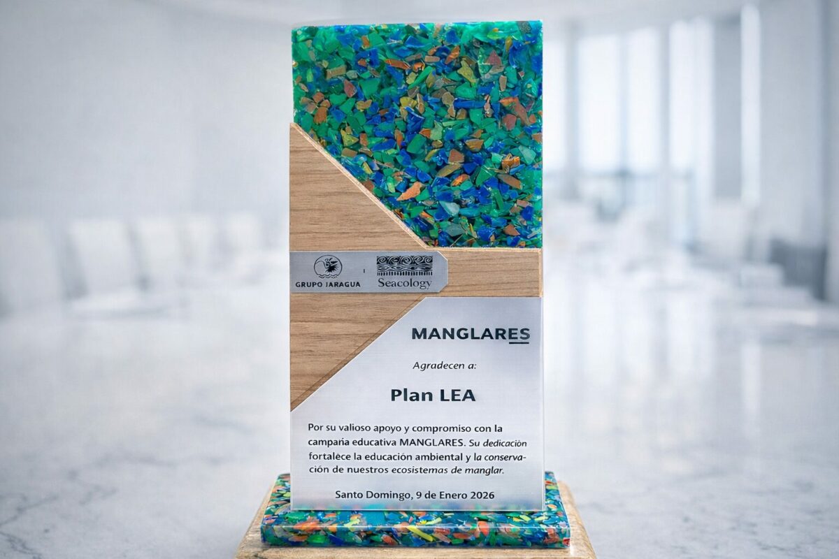 ChatGPT Image Jan 9, 2026, 05_02_19 PM Plan LEA recibe reconocimiento del Grupo Jaragua por su aporte a la educación ambiental