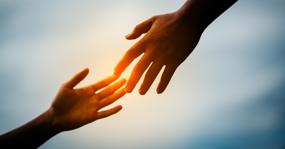 5519-hands-reach-help-gettyimages-990454406 La vocación: una invitación personal a servir