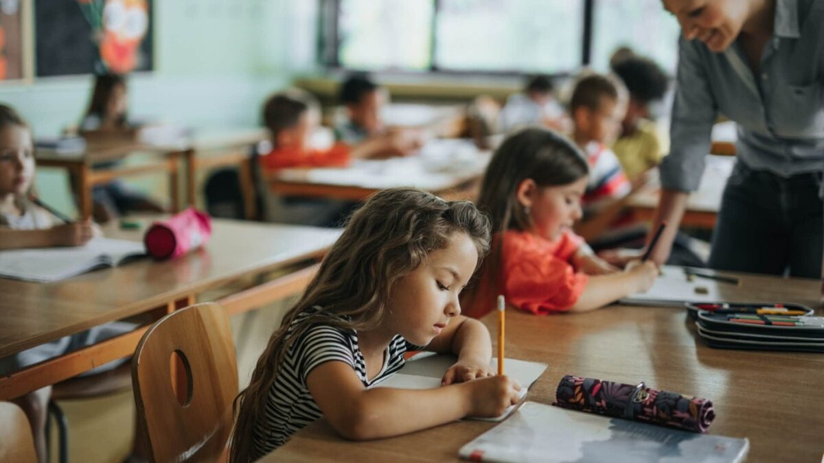 schoolgirl-writing-a-dictation-during-a-class-in-elementary-school-picture-id1337570842 ¿Por qué los dictados tradicionales no enseñan ortografía?
