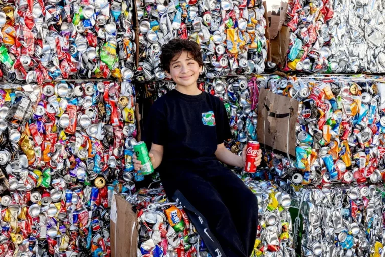 A los 13 años, un chico ya recicló 1,5 millones de latas y convirtió el material en unos USD 24.000 para ayudar a otras personas