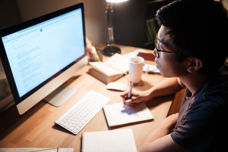 Escribir-ensayo-para-beca-estudiantil-768x512 ¿Es mejor estudiar de día o de noche?: la explicación científica