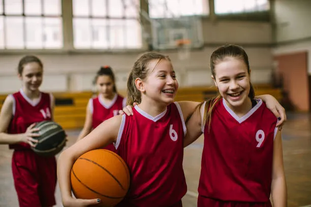 amistad-en-la-cancha-de-baloncesto Beneficios del deporte en la adolescencia