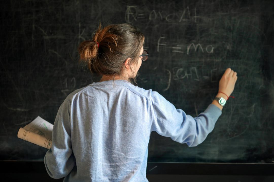 una-profesora-dando-clases-en-una-imagen-de-archivo Reflexión: El perfume de la maestra